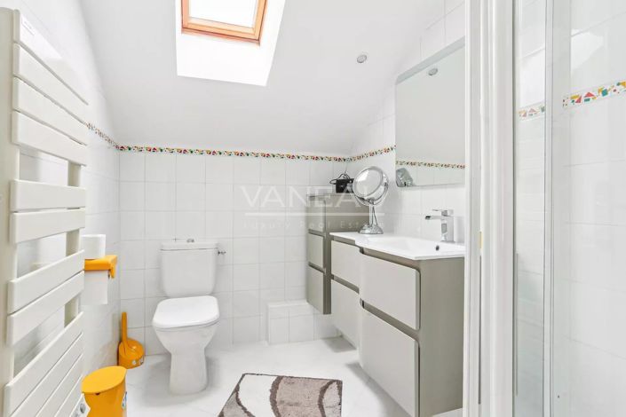 Image No.10-3 Bed House for sale