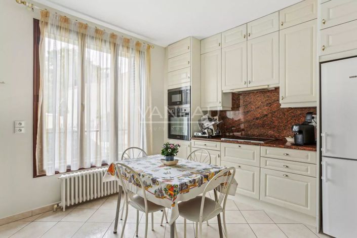 Image No.8-3 Bed House for sale