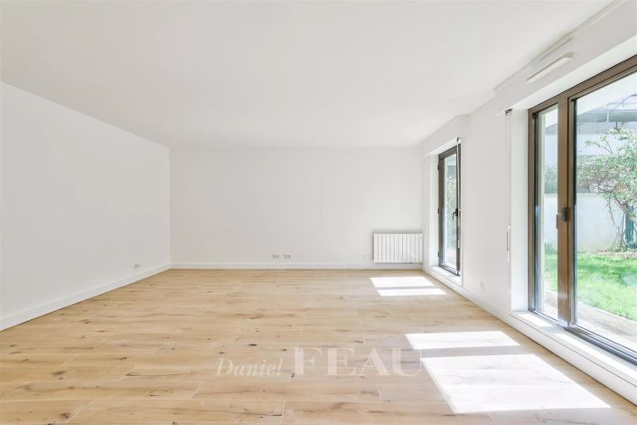 Image No.8-5 Bed House for sale