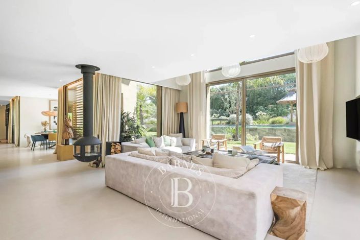 Image No.12-7 Bed House for sale