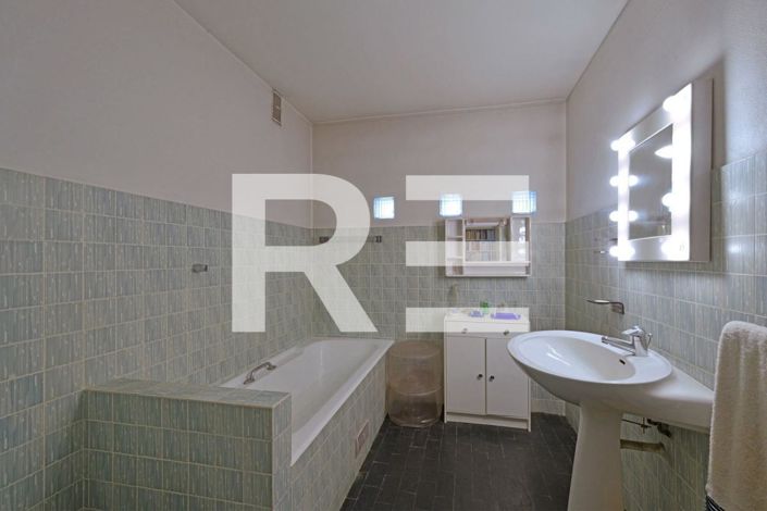 Image No.17-3 Bed House for sale