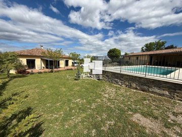 1 - Joyeuse, House