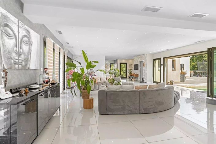 Image No.8-7 Bed House for sale