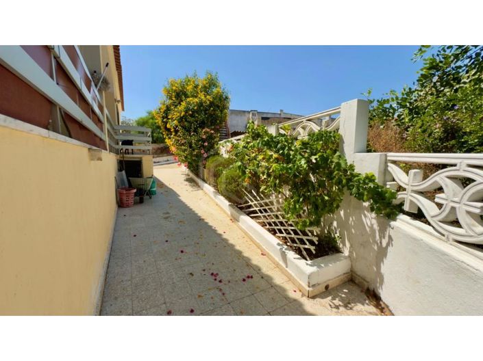 Image No.8-7 Bed House for sale