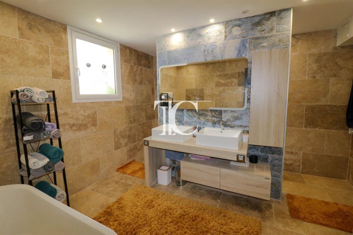 Image No.10-3 Bed House for sale