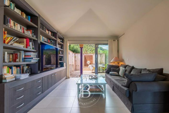 Image No.8-4 Bed House for sale