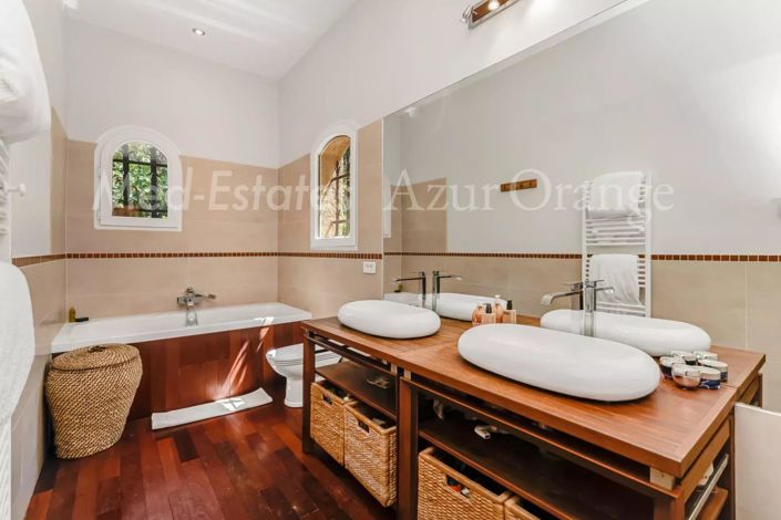 Image No.24-8 Bed House for sale