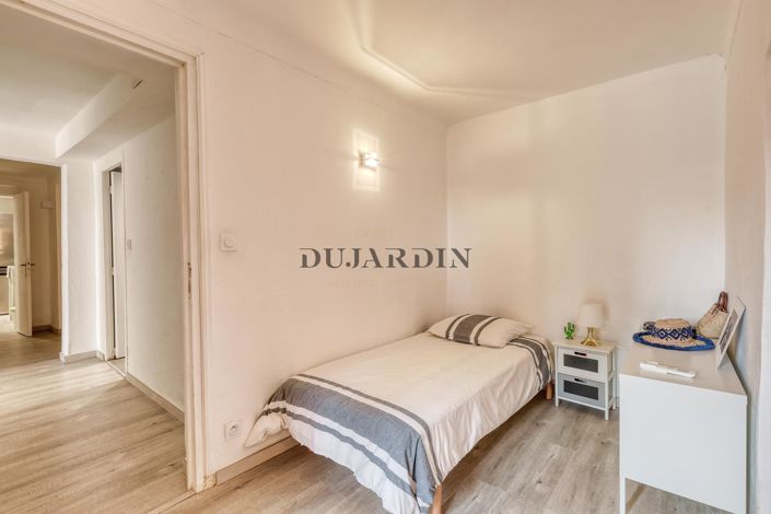 Image No.12-4 Bed House for sale