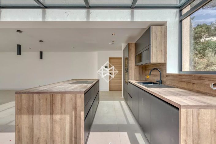 Image No.8-4 Bed House for sale