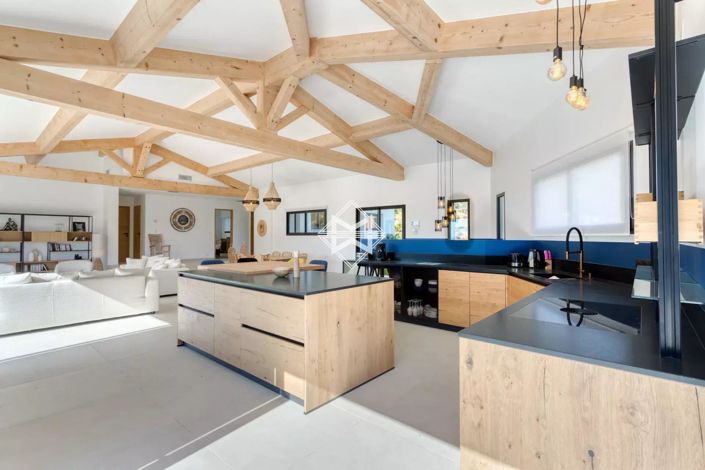 Image No.4-6 Bed House for sale