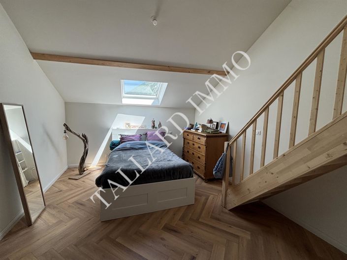 Image No.8-5 Bed House for sale