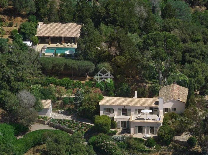 Image No.1-8 Bed House for sale