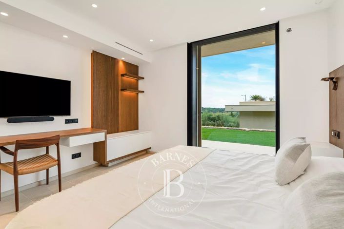 Image No.16-6 Bed House for sale