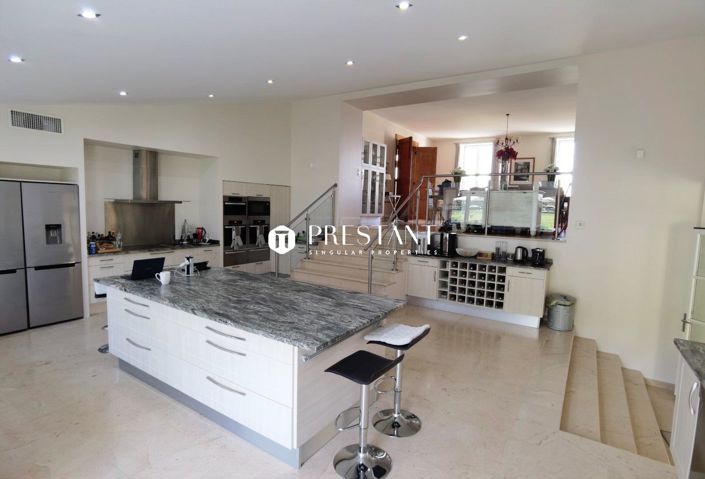 Image No.11-12 Bed Property for sale