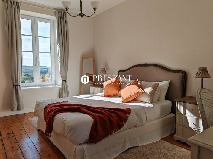 Image No.19-12 Bed Property for sale