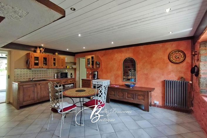 Image No.8-8 Bed House for sale