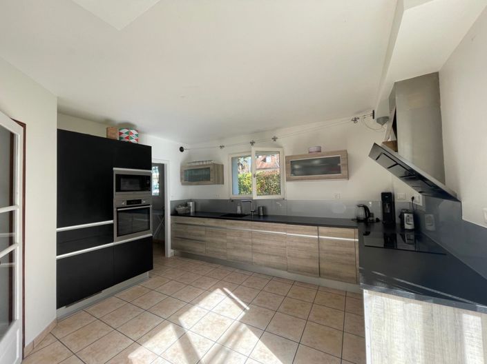 Image No.12-4 Bed House for sale