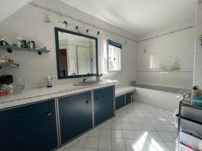 Image No.17-4 Bed House for sale