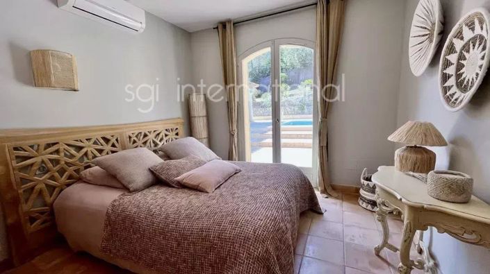 Image No.8-5 Bed House for sale