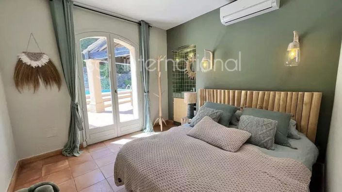 Image No.9-5 Bed House for sale