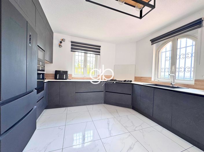 Image No.7-5 Bed House for sale