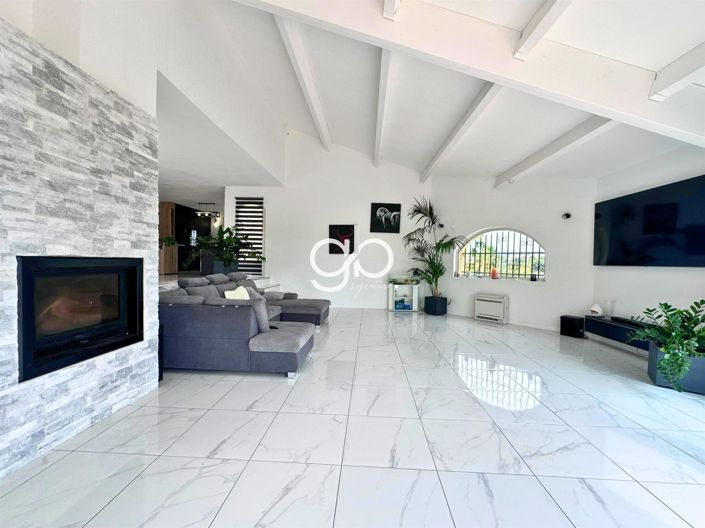 Image No.8-5 Bed House for sale