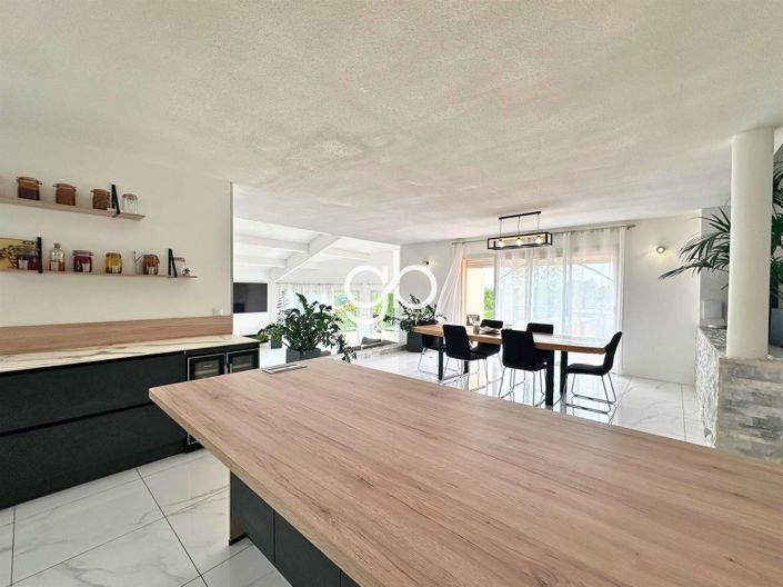 Image No.9-5 Bed House for sale