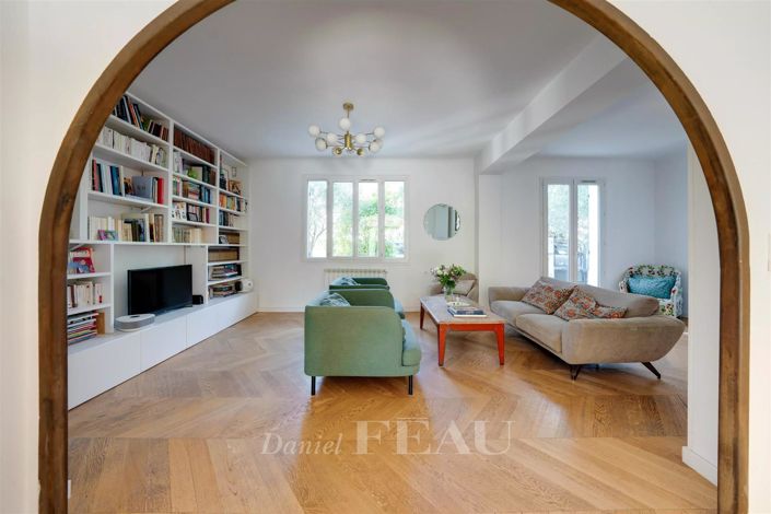 Image No.10-5 Bed House for sale