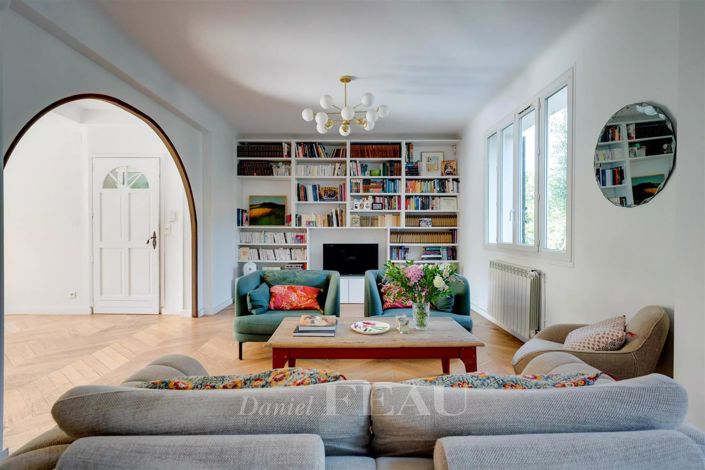 Image No.9-5 Bed House for sale