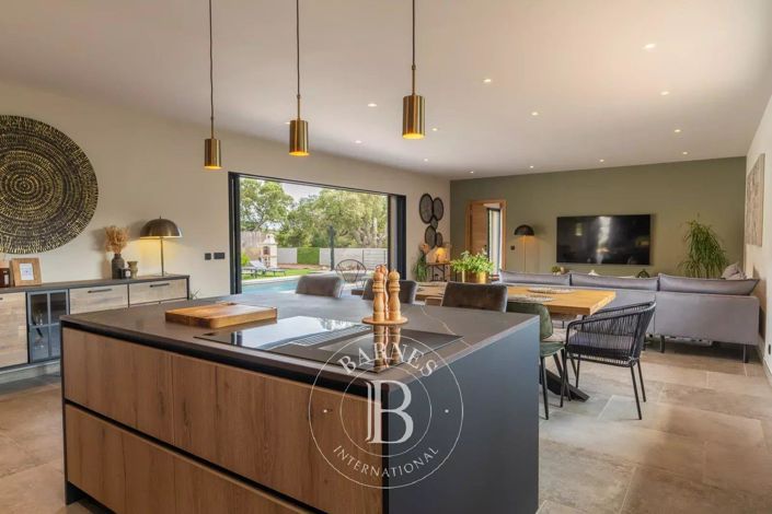 Image No.12-5 Bed House for sale