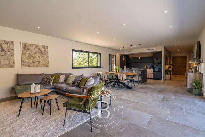 Image No.15-5 Bed House for sale