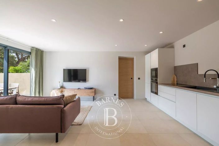 Image No.21-5 Bed House for sale