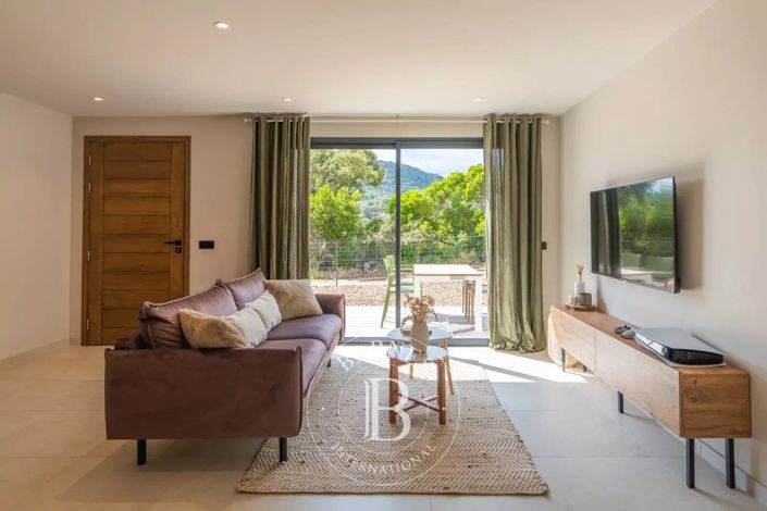 Image No.22-5 Bed House for sale