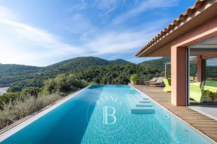 Image No.1-4 Bed House for sale