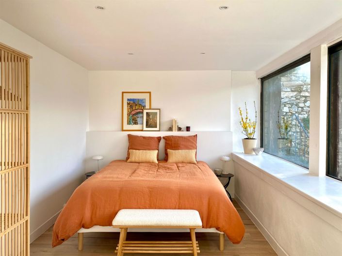 Image No.10-8 Bed Property for sale