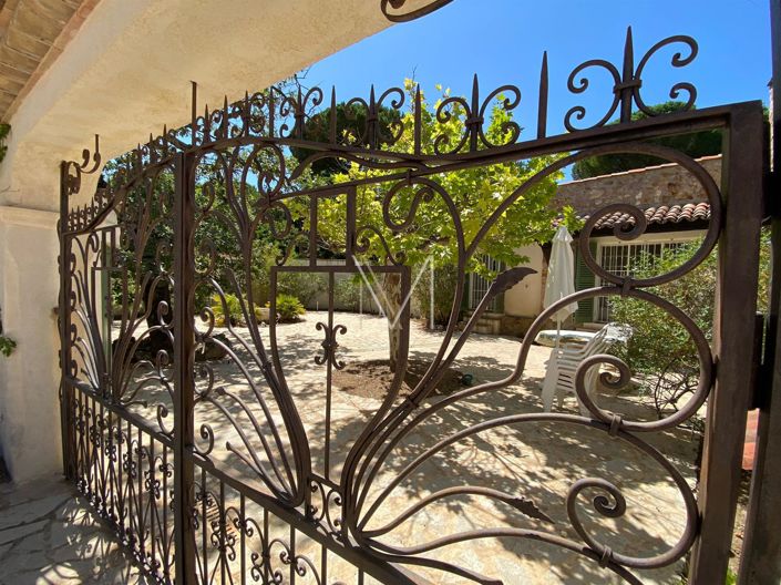 Image No.6-8 Bed House for sale