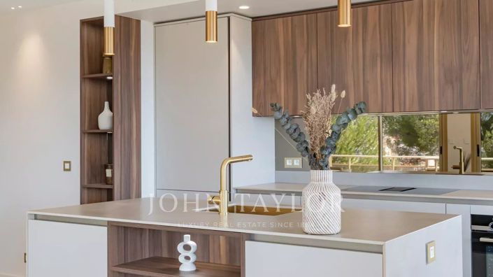 Image No.10-3 Bed Apartment for sale