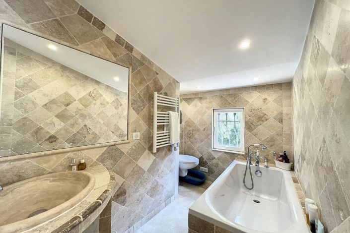 Image No.12-6 Bed House for sale