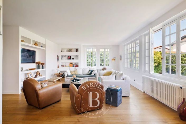 Image No.9-5 Bed House for sale