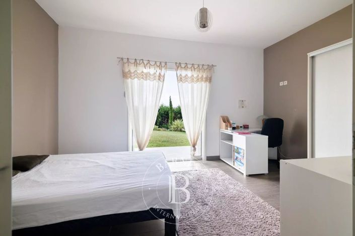 Image No.18-4 Bed House for sale