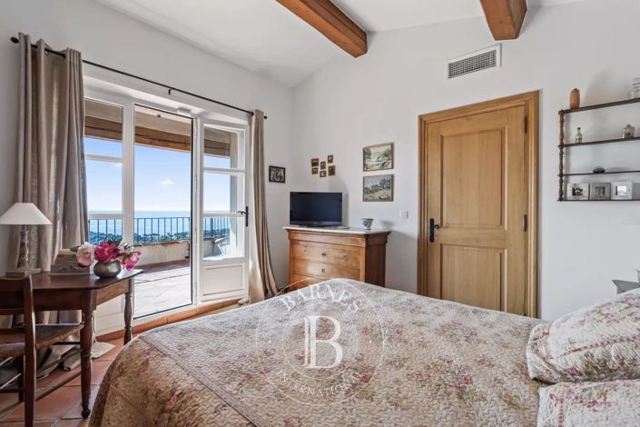 Image No.6-6 Bed House for sale