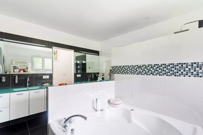 Image No.20-5 Bed House for sale