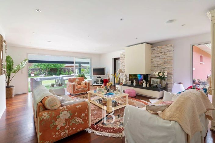 Image No.8-5 Bed House for sale