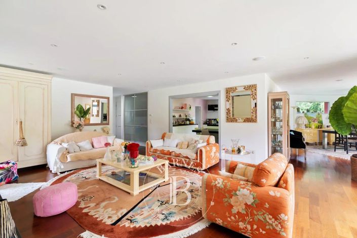 Image No.9-5 Bed House for sale