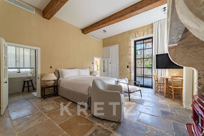 Image No.17-11 Bed Property for sale