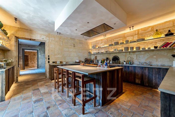 Image No.6-11 Bed Property for sale