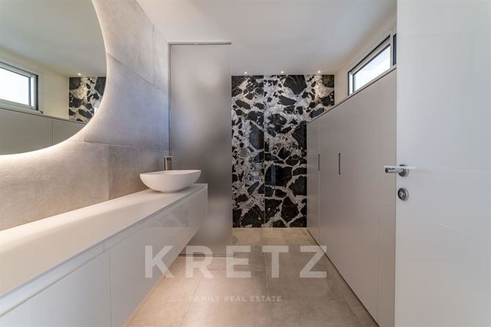 Image No.9-5 Bed House for sale