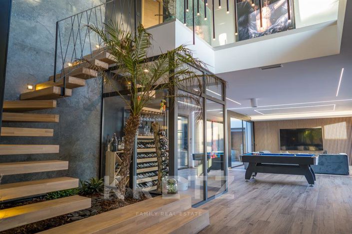 Image No.4-7 Bed Property for sale