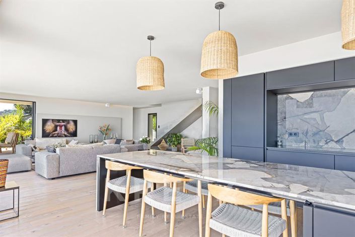 Image No.6-5 Bed House for sale