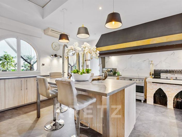 Image No.18-6 Bed Property for sale